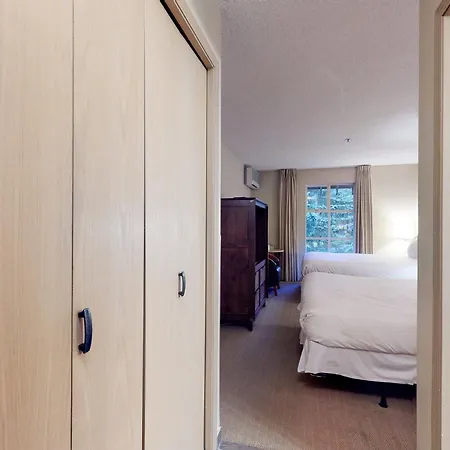 Siri suite at Glacier Lodge Whistler Chambre photo
